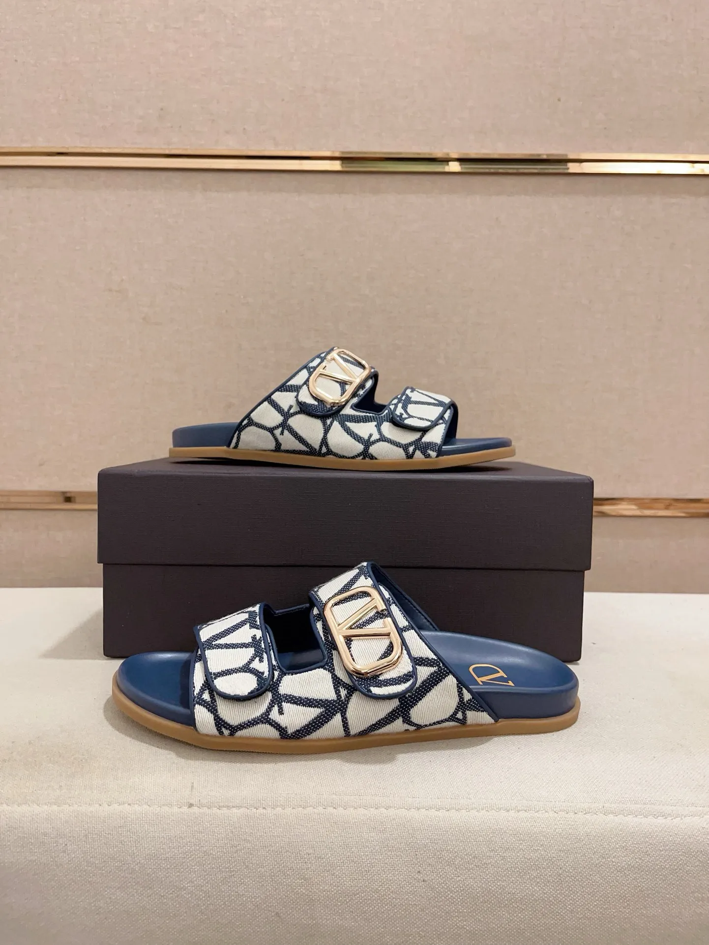 Men's shoes💰: 440💰[Valentino] New men's boutique slippers, counter quality, classic plaid, the actual workmanship is quite complex🔰The uppers are made of imported fabrics➕🐑Sheepskin lining, which tests the craftsman's craftsmanship➕original PU outsole. Size: 38-44 (45 can be customized, non-refundable)